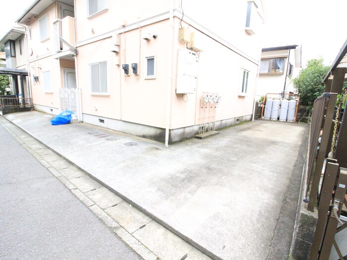 物件外観写真2　(駐車場)