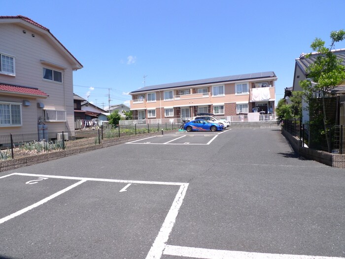 物件外観写真5　(駐車場)