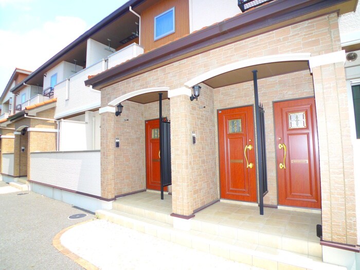 物件外観写真2　(エントランス部分)