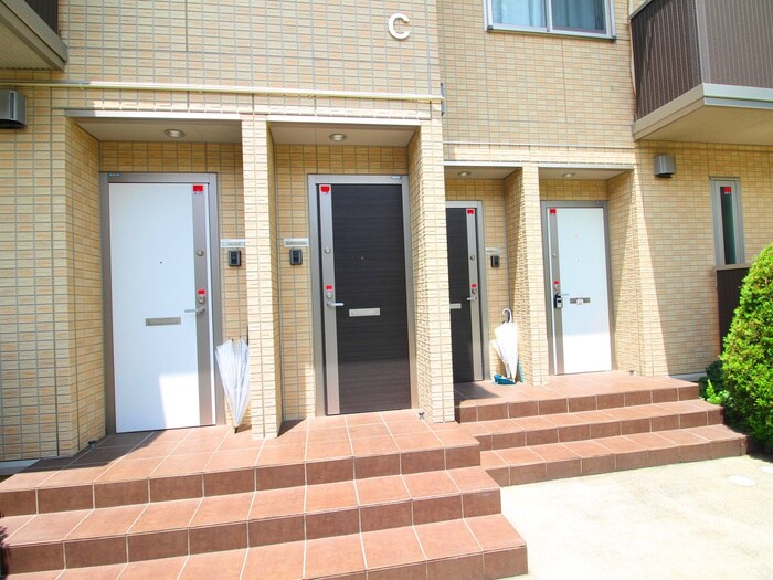 物件外観写真2　(エントランス部分)