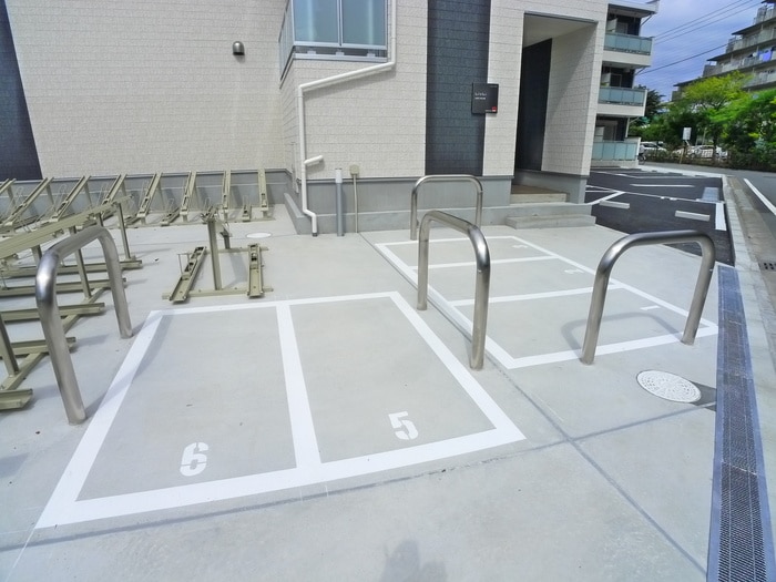 物件外観写真4　(バイク置き場)