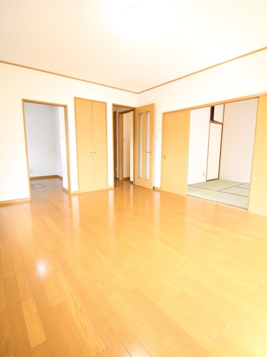 物件内観写真5　(室内からの展望)