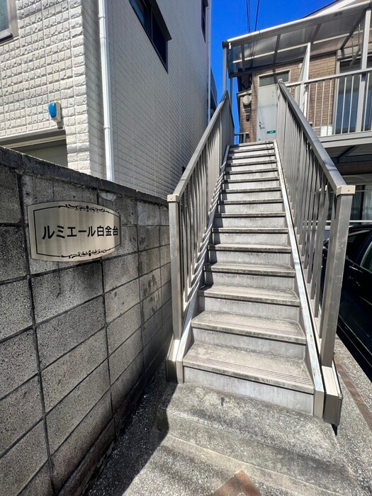 物件外観写真3　(エントランス部分)