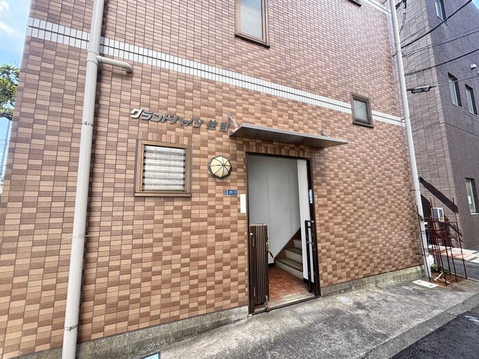 物件外観写真2　(エントランス部分)