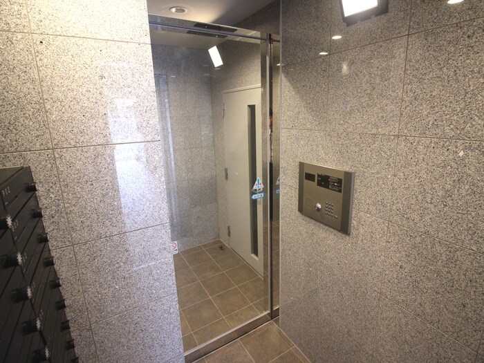 物件外観写真3　(エントランス部分)