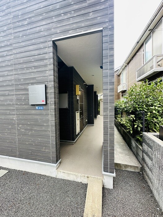 物件外観写真2　(エントランス部分)