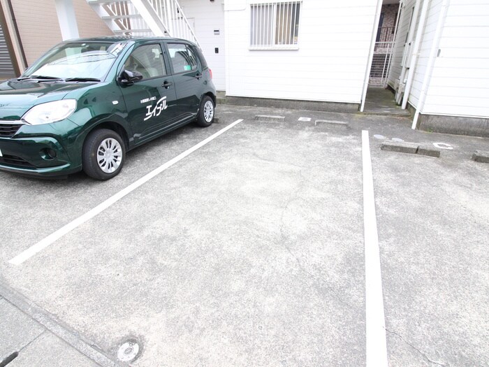 物件外観写真3　(駐車場)