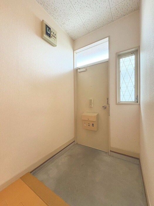 物件内観写真17　(玄関)