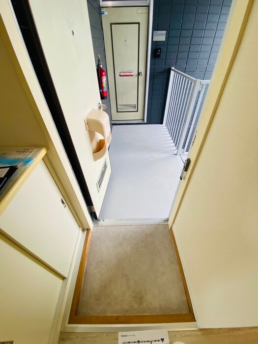 物件内観写真4　(玄関)