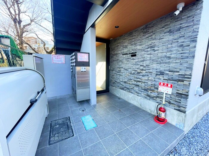 物件外観写真3　(エントランス部分)