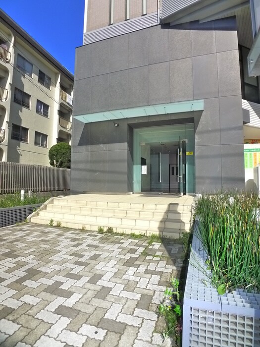 物件外観写真6　(エントランス部分)