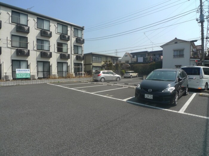 物件外観写真4　(駐車場)