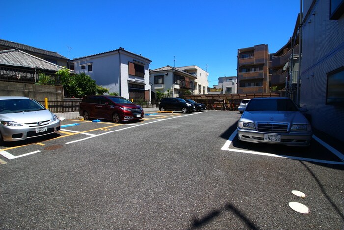 物件外観写真5　(駐車場)