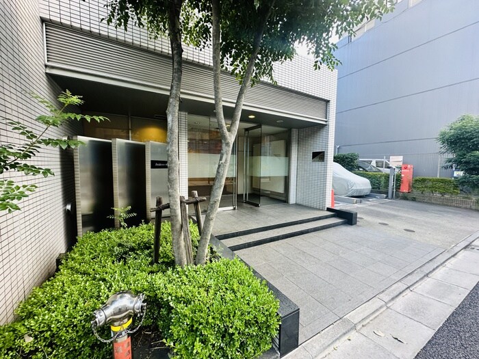 物件外観写真2　(エントランス部分)