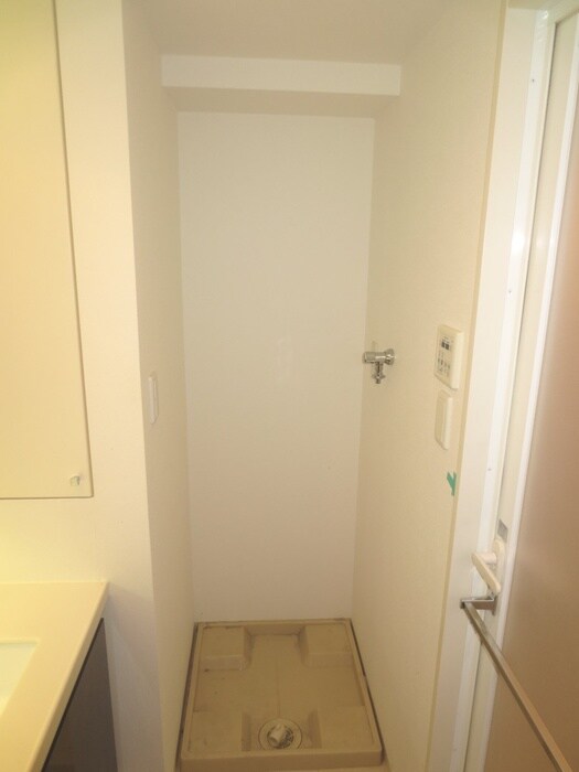 物件内観写真11　(洗濯機置場)