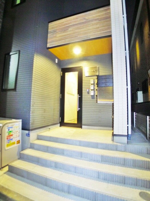 物件外観写真2　(エントランス部分)