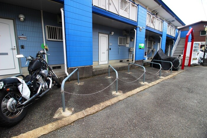 物件外観写真4　(バイク置き場)