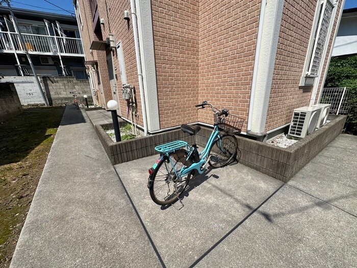 物件外観写真4　(駐輪場)