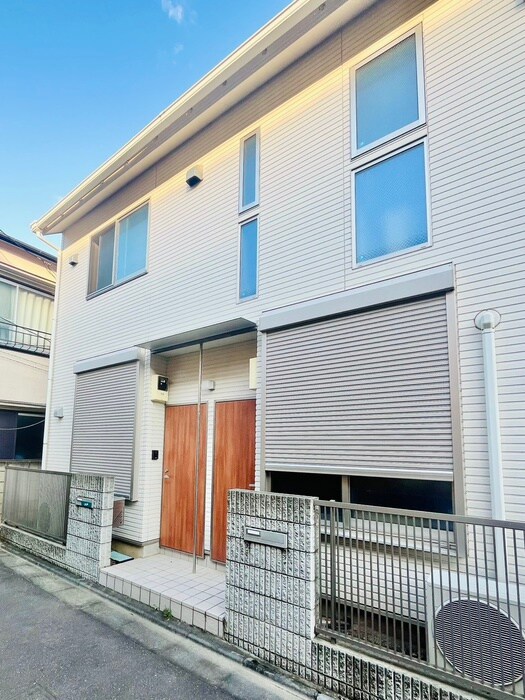 物件外観写真2　(エントランス部分)