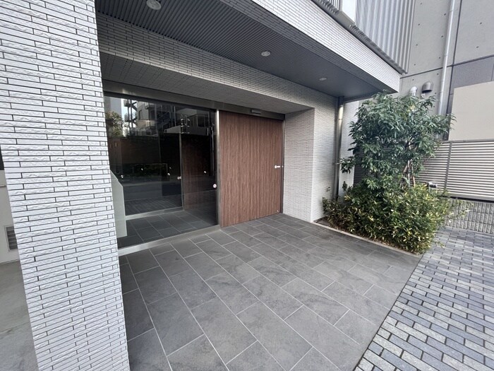 物件外観写真2　(エントランス部分)