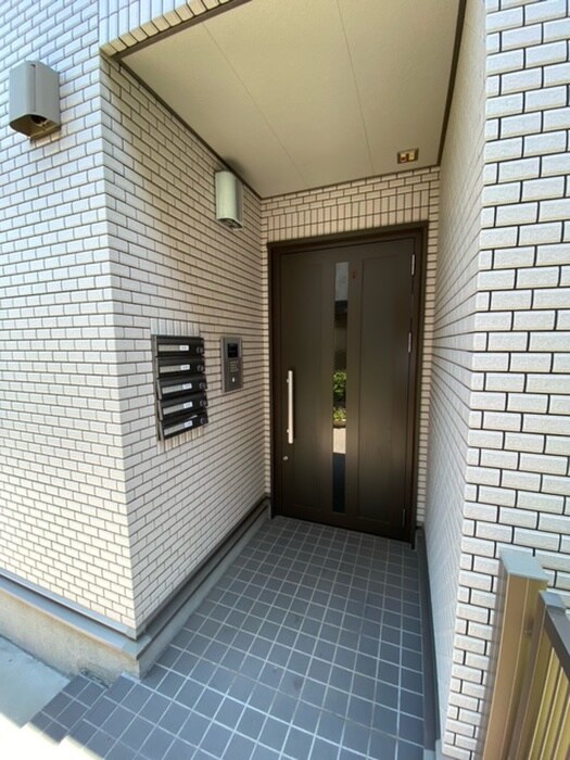 物件外観写真2　(エントランス部分)