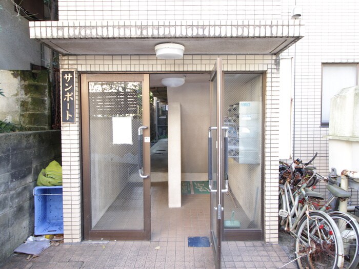 物件外観写真2　(エントランス部分)