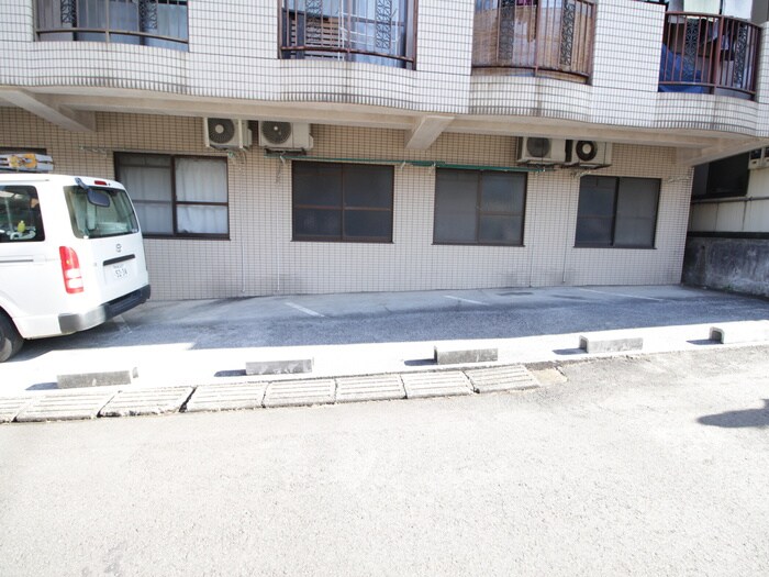 物件外観写真3　(駐車場)