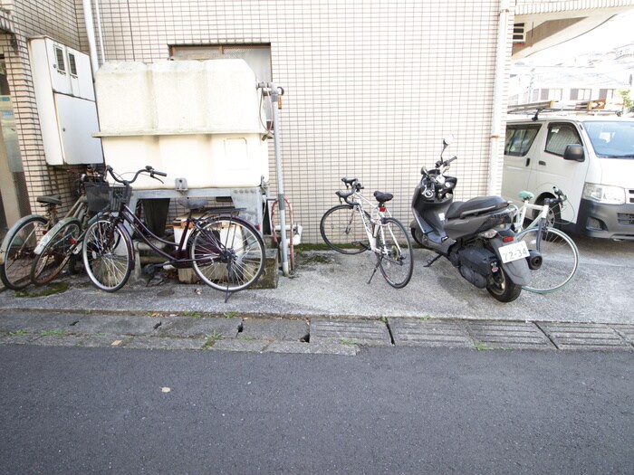 物件外観写真4　(駐輪場)