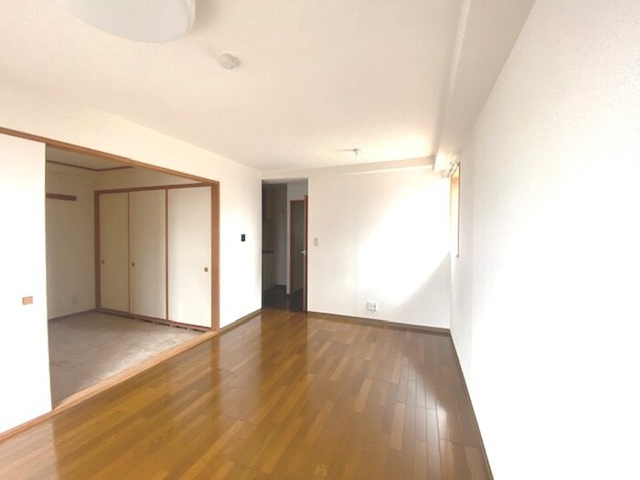 物件内観写真8　(室内からの展望)