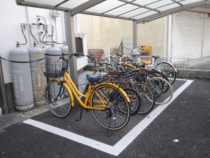 物件外観写真3　(駐輪場)