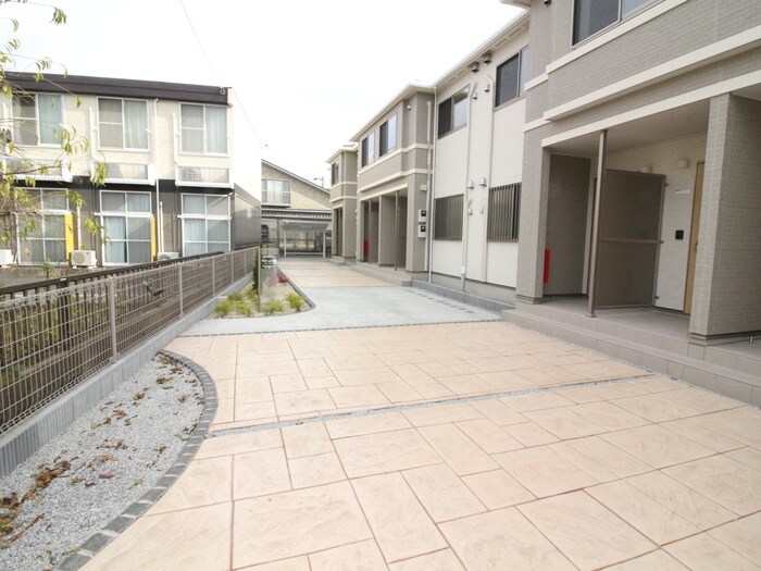 物件外観写真3　(エントランス部分)