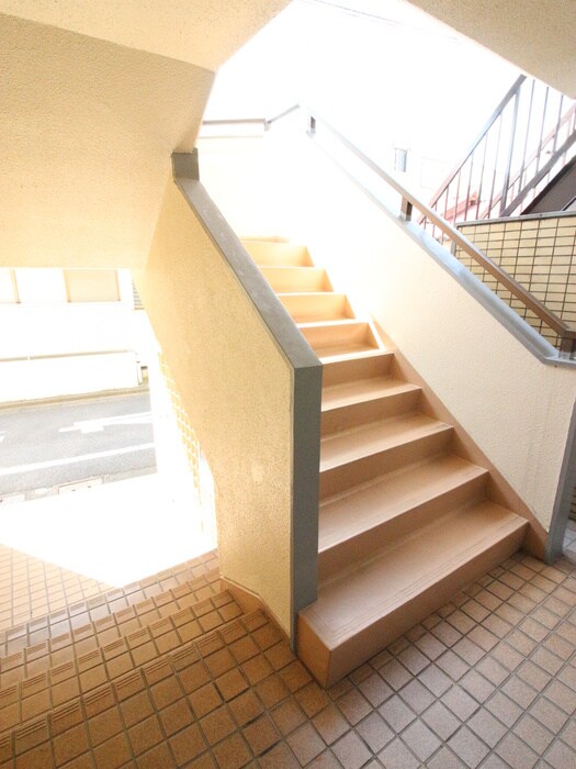 物件外観写真4　(エントランス部分)