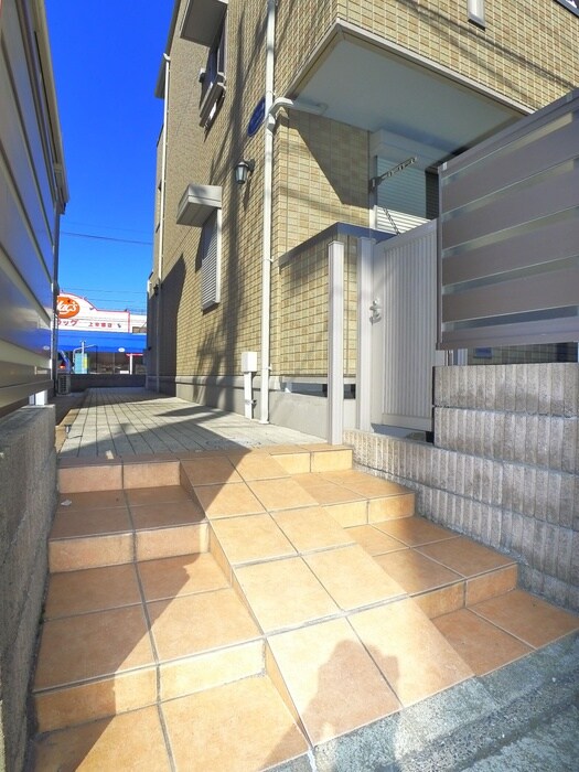 物件外観写真5　(エントランス部分)