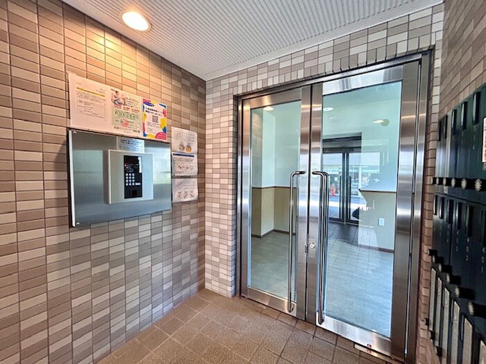 物件外観写真5　(エントランス部分)
