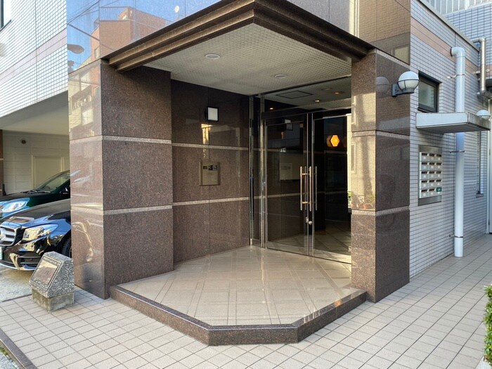 物件外観写真3　(エントランス部分)