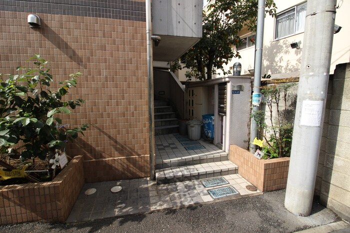 物件外観写真3　(エントランス部分)