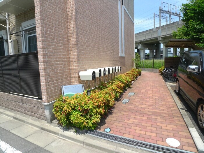 物件外観写真2　(エントランス部分)