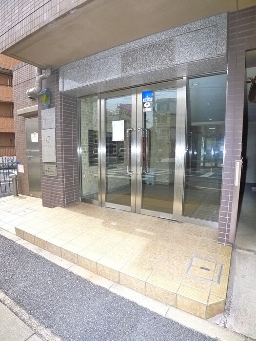 物件外観写真2　(エントランス部分)