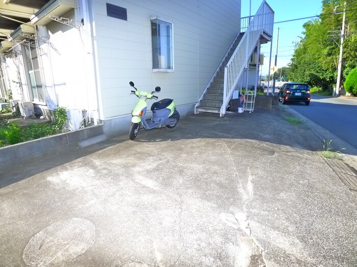 物件外観写真3　(駐車場)