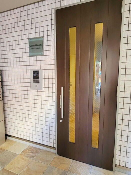 物件外観写真2　(エントランス部分)