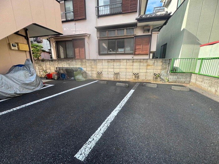 物件外観写真3　(駐車場)