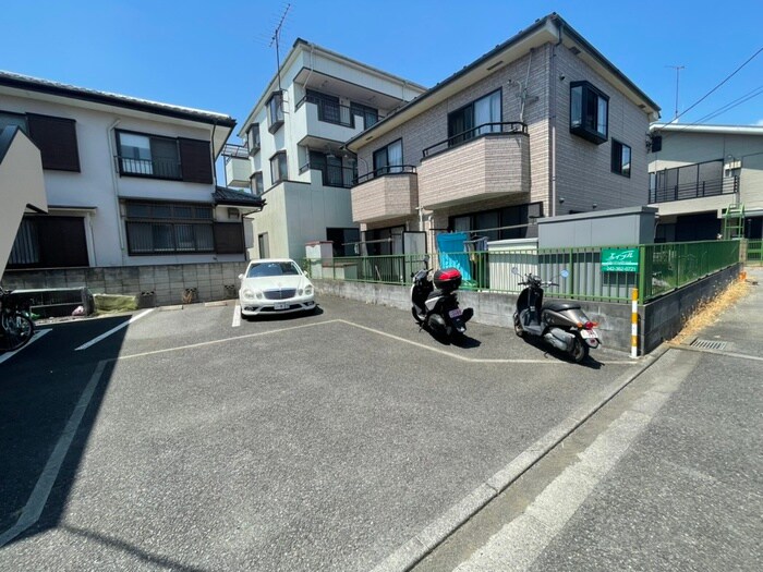 物件外観写真3　(駐車場)