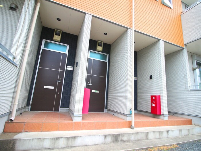 物件外観写真2　(エントランス部分)