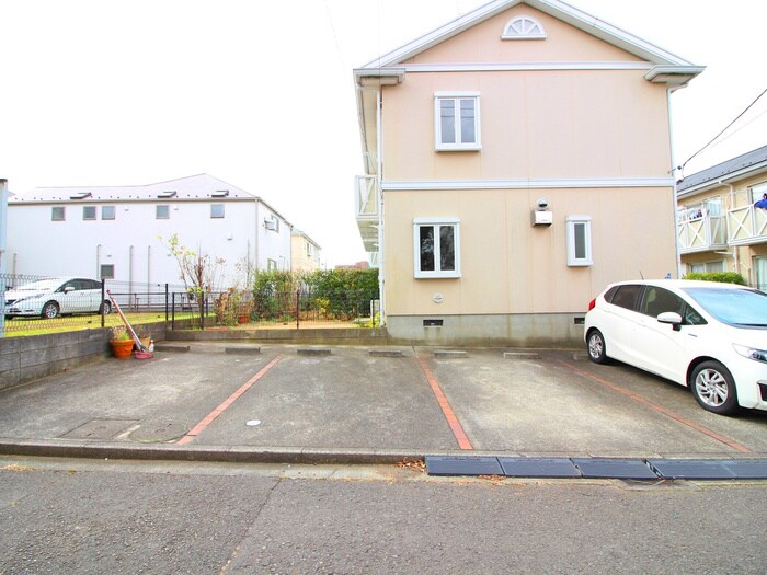 物件外観写真2　(駐車場)