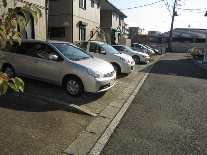 物件外観写真3　(駐車場)