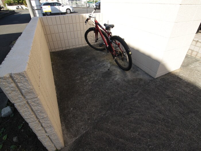物件外観写真4　(駐輪場)
