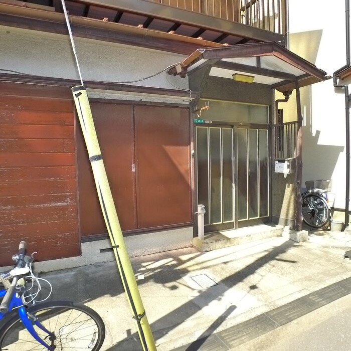 物件外観写真2　(エントランス部分)