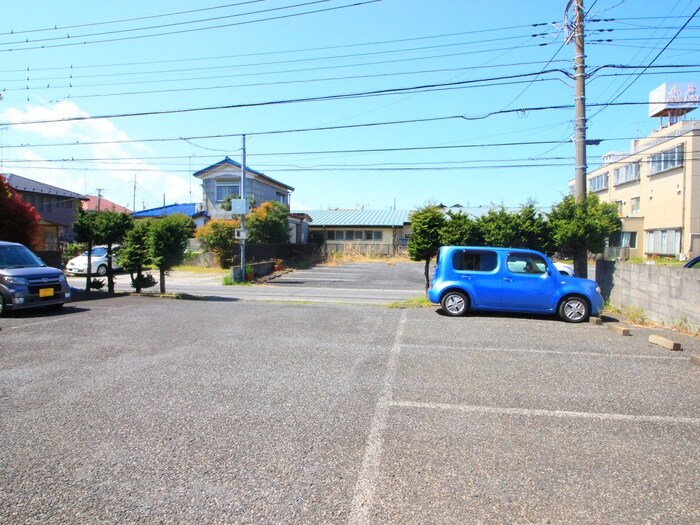 物件外観写真2　(駐車場)
