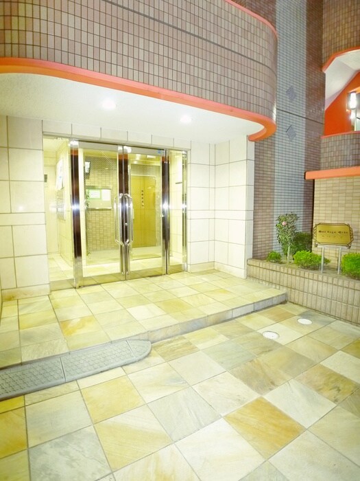 物件外観写真2　(エントランス部分)