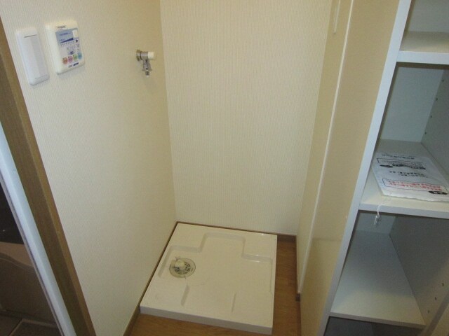 物件内観写真13　(洗濯機置場)